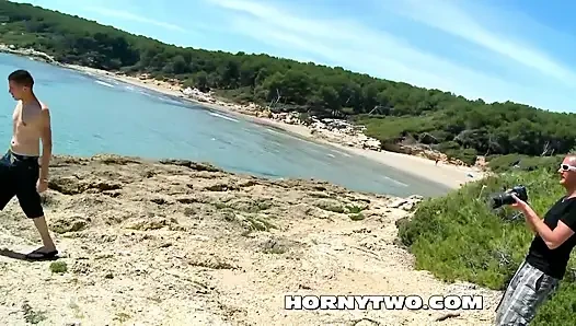 Islak amcıklı plaj kızları eğlenmek için güneşin altında arkadan sikiliyor