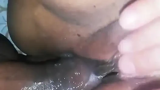 İri göğüslü kız kardeşlerin büyük göğüslerini mi patlatıyor