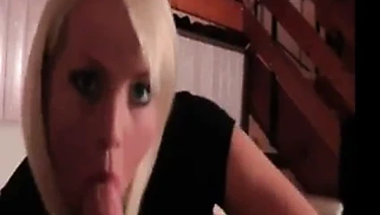 Sexywearing sarışın handjob &amp; Cum üzerinde göğüsleri