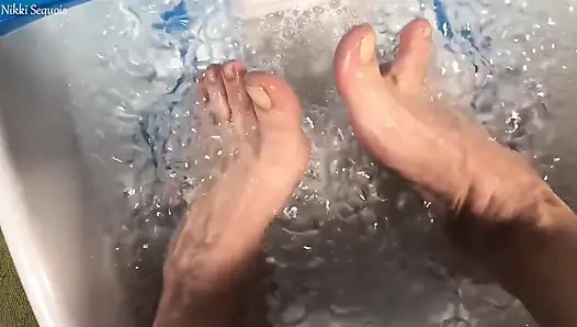 Ayak sırılsıklam ayak parmak kıpırdatıyor