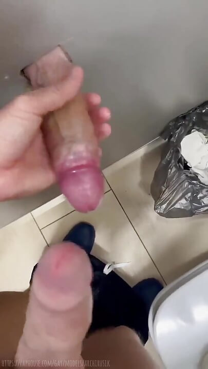 Beni dikizleyip aşırı bir tuvalet deliğinde mastürbasyon yapıyor! Kadın kılıklının fahişesi