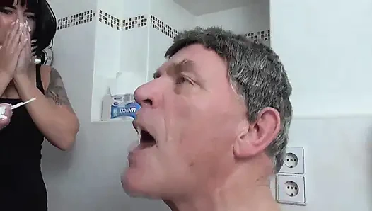 yaşlı köle iki sahibe tarafından kullanılıyor