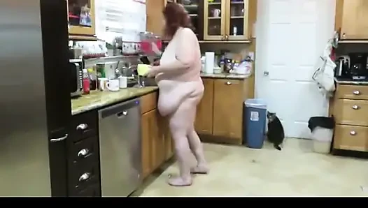 İstenilen video büyük şişman anne orta yaşlı seksi kadın onunla edepsizce konuşurken mutfağı süngeriyle temiziyor