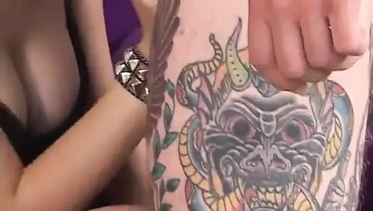 Seksi esmer yarak emiyor ve sonra beyaz yüze boşalma