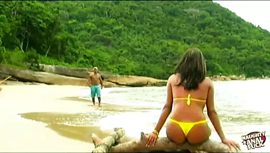 Esmer kadın teknede insanlara striptiz gösterisi yapıyor ve sıkı götünü sert siktiriyor