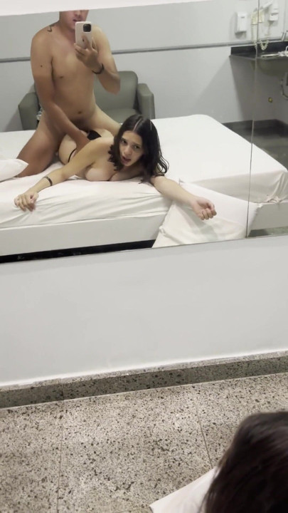 Alice'in götünü motelde aynanın önünde sikiyor, şu kaltağın ifadesine bak | Klip 1