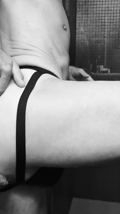Büyük göt dudakları ve sarkma ile jockstrap'ta anal kendini yumruklama | Klip 1