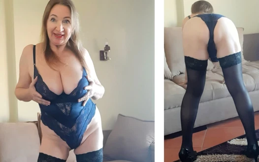 Seksi iç çamaşırlı, siyah çoraplı ve yüksek topuklu ayakkabılı ateşli büyük memeli orta yaşlı seksi kadın