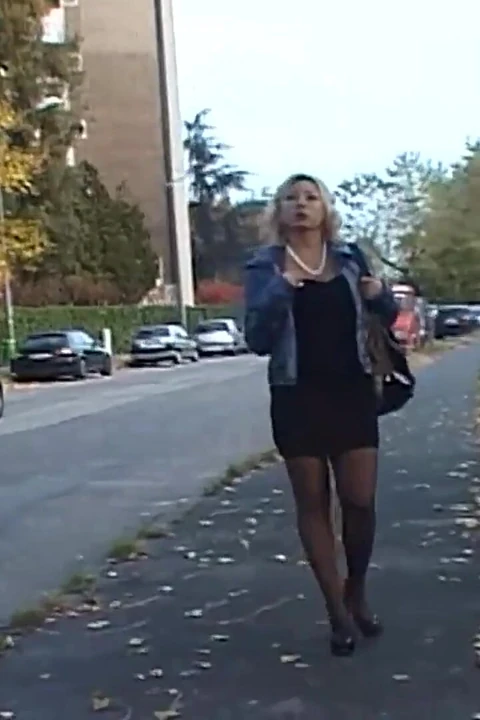 Seksi siyah çoraplı nefes kesen sarışın orta yaşlı seksi kadın sert sikiliyor