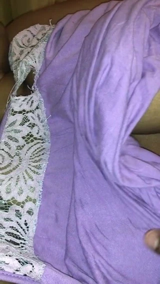 Sri Lankalı göğüslerini gösteriyor