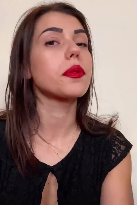 Seksi Petra sigara içmeyi çok seviyor