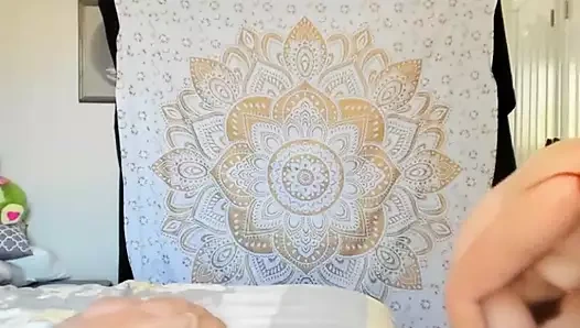 Kızıl saçlı cam oynuyor