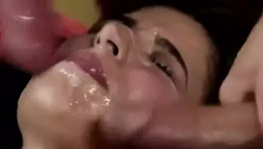 Esmer sürtük gets toplu tecavüz ve tüm boşalmak üzerinde ona yüz