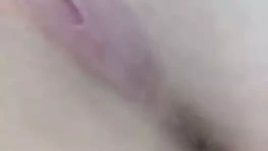 Kıvrımlı kız ıslak kedi ile oynuyor