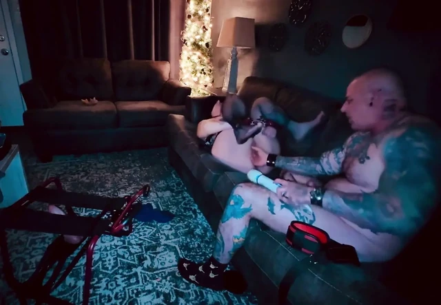 Büyük dildoma biniyorum ve babamın yarağını emiyor