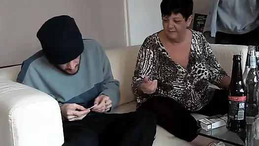 Sert seks ikramı sahne-4 seksi iç çamaşırlı büyük memeli sarışın Stellacox bir yabancı tarafından sikiliyor