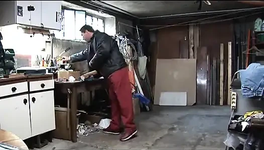 Zarif ve seksi sarışın edepsiz bir atölyede sikiliyor