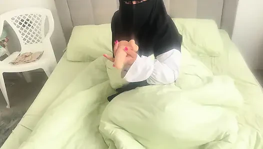 Arap bir kadının yapay penisini buldum ve gerçek bir yarak denemesine izin verdim