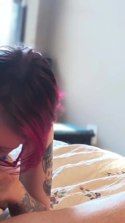 Evde bir adamı emiyor, kocam beni sikmek için katıldı