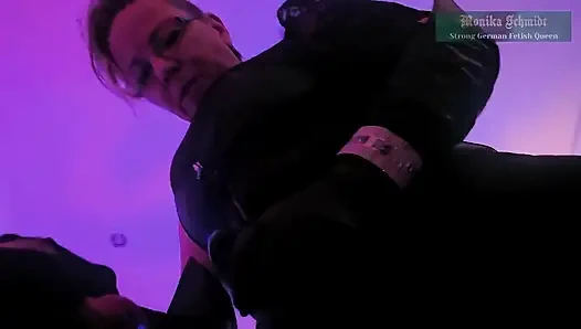 Monika Smith sakso eğitimi takma yaraklı kaltak sözlü aşağılama tükürüyor