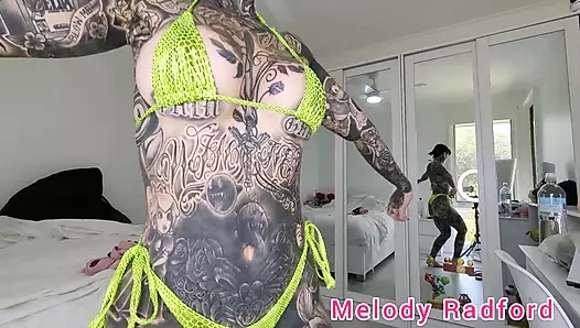 Sarı yılan derisi mikro bikini, melodi radford üzerinde deneme – sadece hayranlar