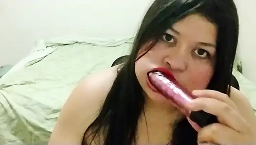 Bridivine dildo oyuncağını emiyor