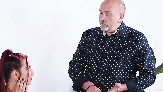 Nuru masajı - seksi kızıl saçlı masöz April Snow azgın oda arkadaşına bir nuru vermek zorunda