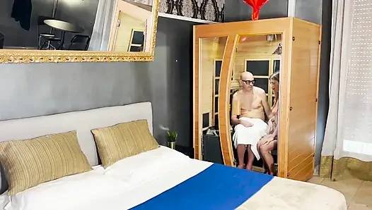 Utangaç Resepsiyonist, Zengin Otel Misafiri İçin Çağrı Kızı Oldu