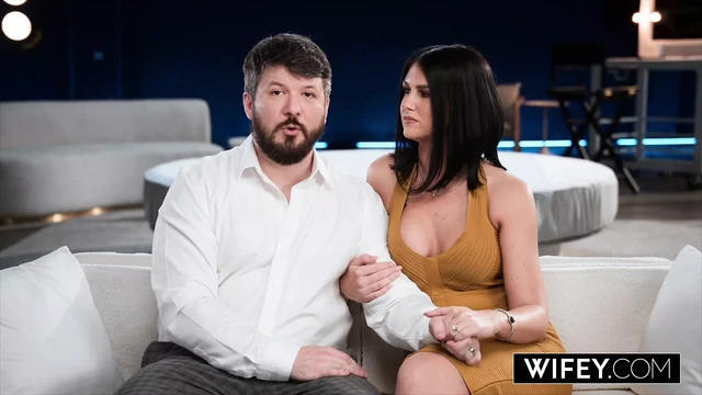 Женушка муженек наблюдает, как его возбужденная жена Sienna Rae получает двойное проникновение перед ним