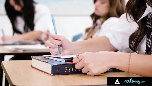 Girlsway - orta yaşlı seksi öğretmen Jayden Cole öğrencilerini gözaltında fışkırtıyor ve sikişirken bulmak için geri dönüyor