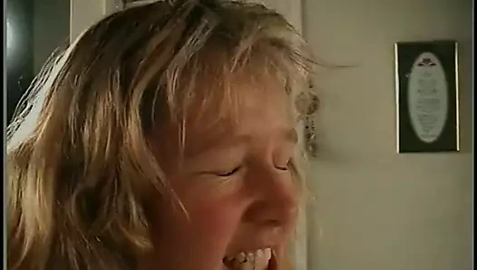 Azgın hatun sakso çektikten sonra güzel sert sikişin tadını çıkarıyor