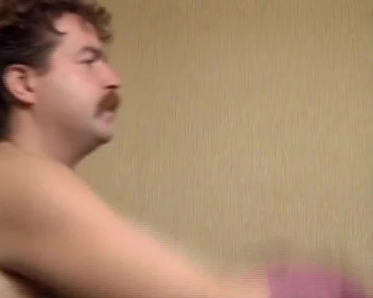 Seksi koyu saçlı Alman bebek kıllı amını banyoda siktiriyor