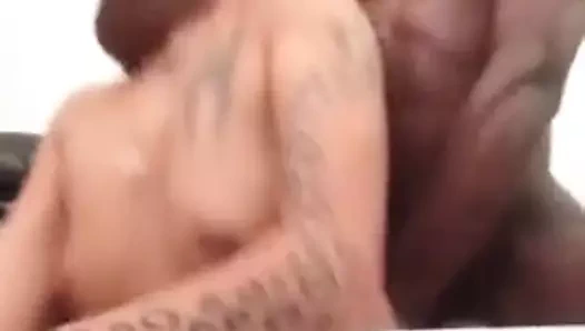 Siyah adam sikikleri onun sıcak kız