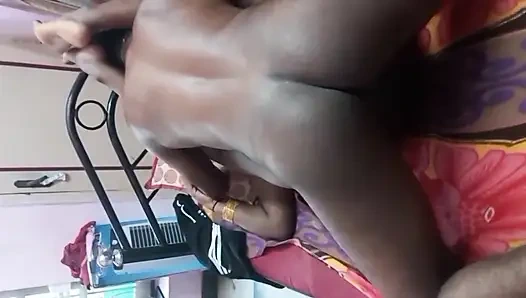 Desi Tamil Gavat'ın genç boğa iş arkadaşının yatağımızda kıllı amımı mahvetmesine izin verdim! Derin yalama - Indianhotwifex