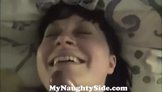 Kız sert Mastürbasyon ve büyük bir yüz alır - pov