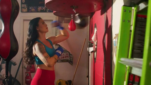 Orta yaşlı seksi kadın zinde anne Dana spor salonunda sıkı götünden sikiliyor