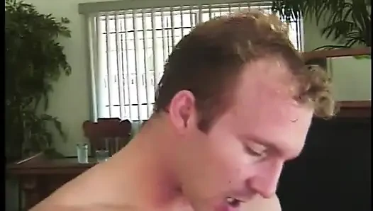 Azgın hatun seksi deri kanepede güzel sert sikişin tadını çıkarıyor