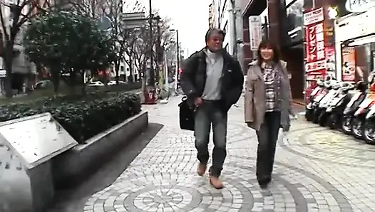 Asyalı daha büyük götlü genç kız sevimli yüzlü yarak emiyor ve biniyor
