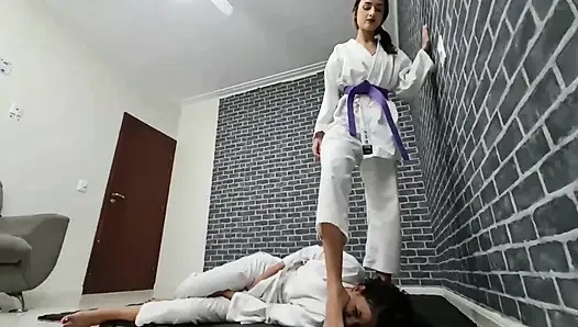Karate dövüşü Amanda Nataly'ye karşı - model ayaklarla güç tekmeliyor