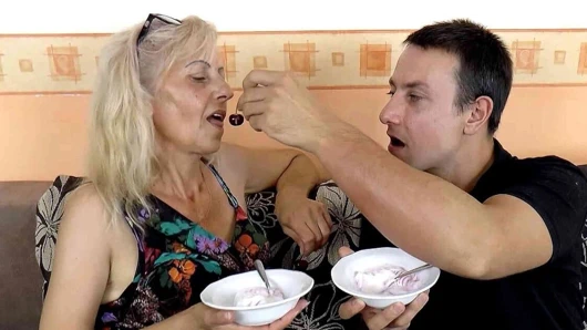 Alman 73 yaşındaki nine genç bakire adam tarafından sikiliyor