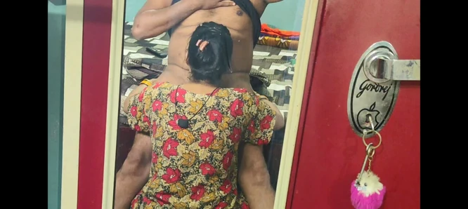 Hintli genç evli kadın boşalmak için yarak emiyor