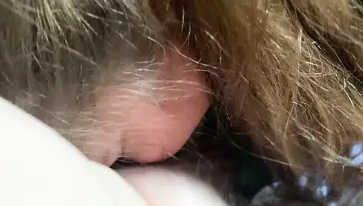 dizlerinin üzerinde büyük kız