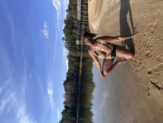 OLGUN ZENCI DEV KADıN ITAATKARıNı YIYOR VE OTURUYOR