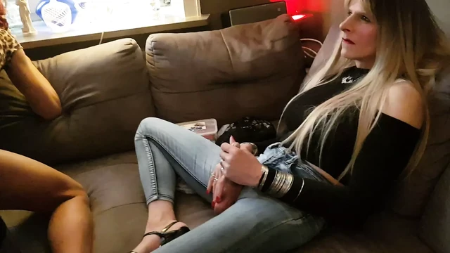 Две хорошенькие сисси принцессы на трах-вечеринке