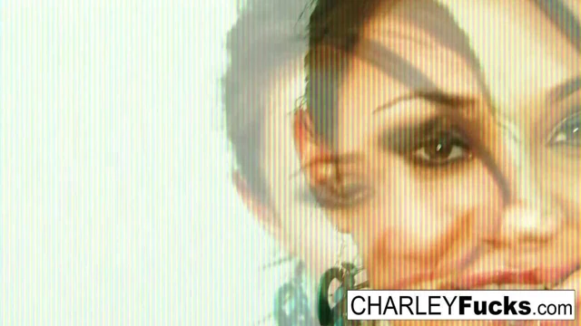 Charley kovalamak seksi kıyafetini çıkarır ve yayılır
