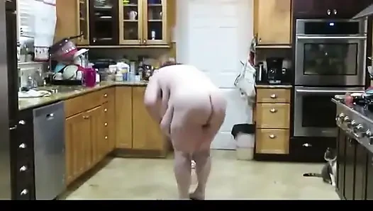 İstenilen video büyük şişman anne orta yaşlı seksi kadın onunla edepsizce konuşurken mutfağı süngeriyle temiziyor