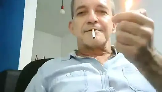 Yakışıklı baba sikiyle böbürleniyor