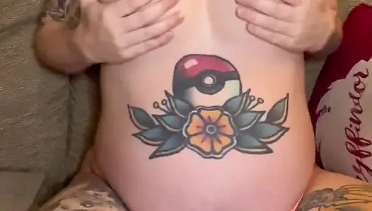 Hamile sürtük götünü parmaklıyor