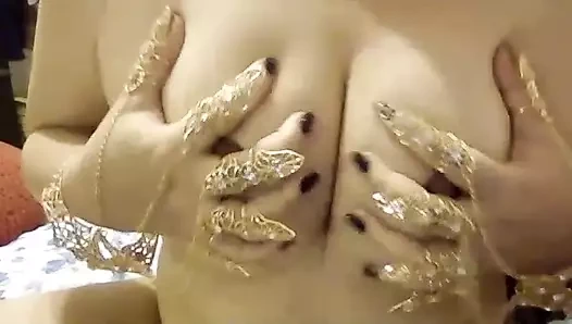 Genç yumuşak Asyalı göğüslerim ve dik sert meme uçlarımla oynuyorum