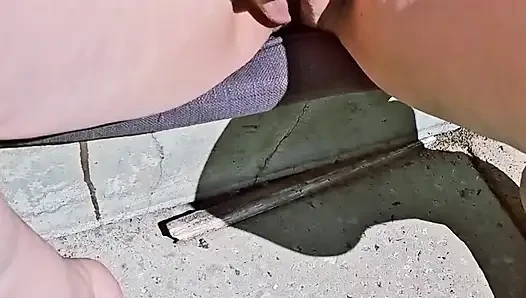 Azgın olgun yazlık elbisesi içinde açık havada ve büyük etli kel amcık dudaklarında güneş ışınlarını yakalamak için külot açmıyor